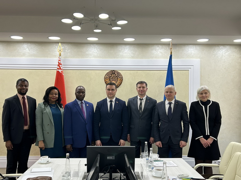 встреча Министра образования Республики Беларусь Андрея Иванца с Чрезвычайным и Полномочным Послом Республики Зимбабве в Республике Беларусь Ишнатиусом Грэмом Мудзимбой при участии ректора Белорусского государственного университета Андрея Короля и ректора Республиканского института профессионального образования Валерия Голубовского