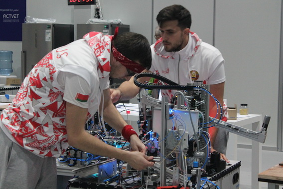 Канкурсанты Дзмітрый Леганькоў і Дзмітрый Заброцкі.jpg