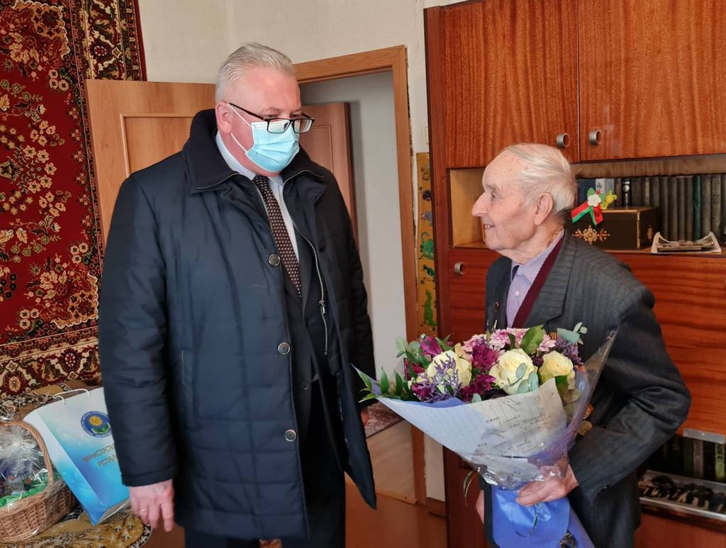 Сегодня Министр образования И.В. Карпенко и заместитель министра А.В. Кадлубай поздравили с праздником Великой Победы ветерана Великой Отечественной войны Дьяченко Ивана Александровича